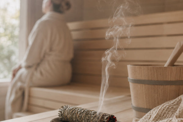 Räuchern in der Sauna: Das Ritual vor dem Aufguss