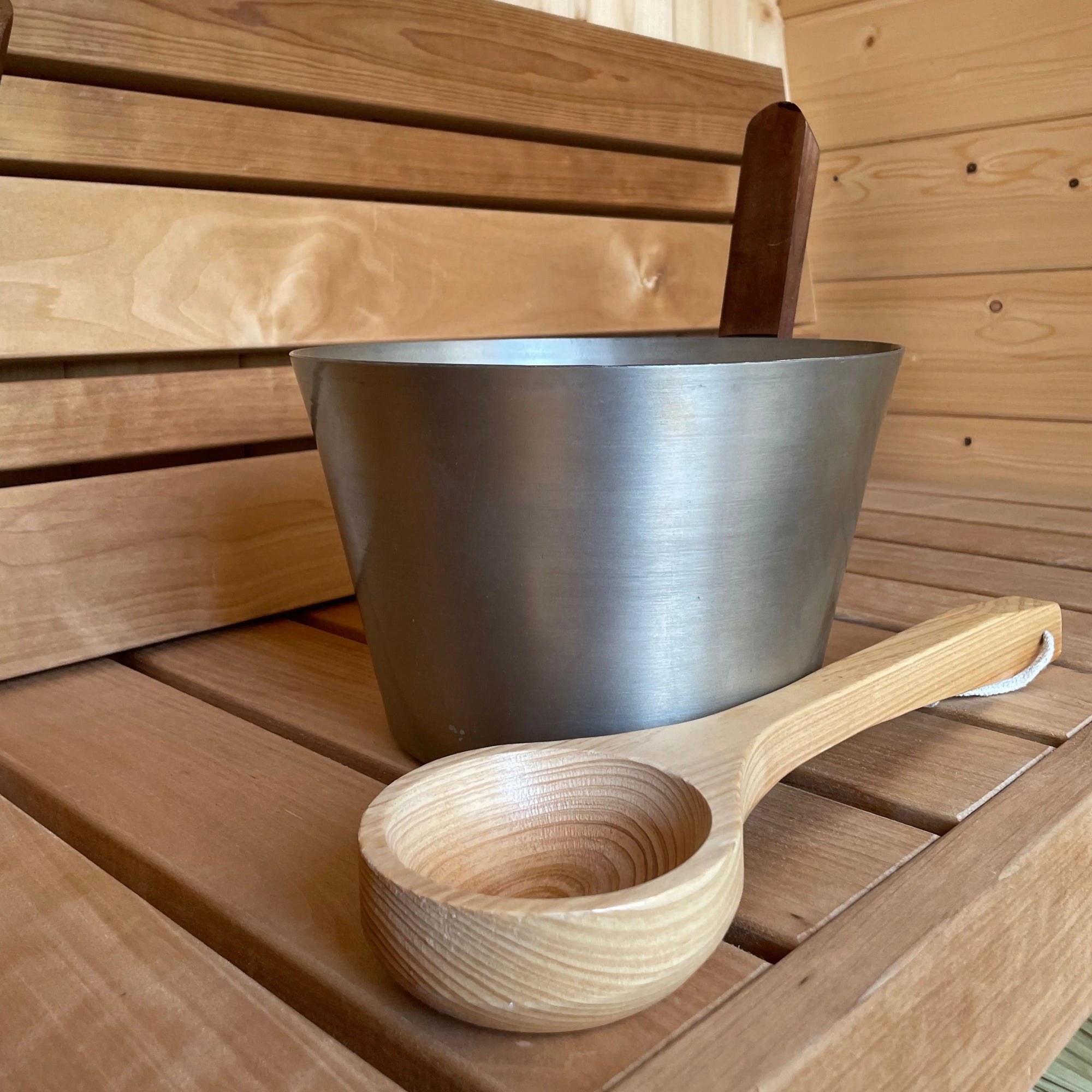Saunakelle Aufgusskelle Kiefernholz 40cm - Wellow Sauna